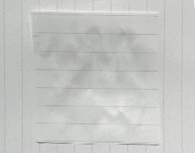 でんぷんのりで紙（かみ）を貼（は）りつけた様子（ようす）