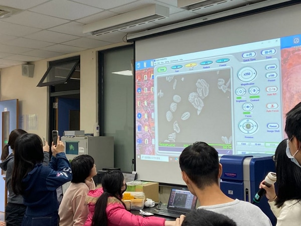Students amazed by the intricate surface structure of pollen