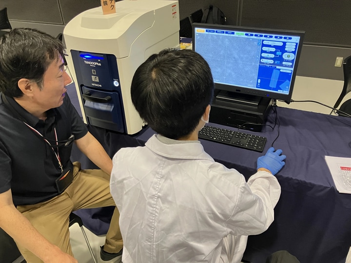 中高生の皆さんにも卓上型電子顕微鏡TM4000PlusⅡを操作していただきました