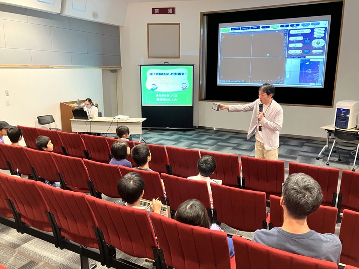 構造色をもつ「モルフォ蝶」の実物を皆さんにお見せしています