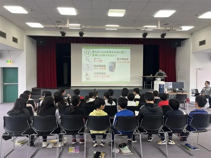 電子顕微鏡の仕組みについての授業中