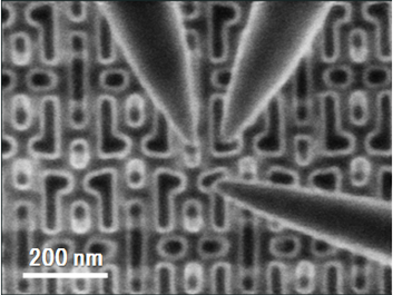 14 nmデバイスへのプロービング時のリアルタイムSEM像（加速電圧0.5 kV）