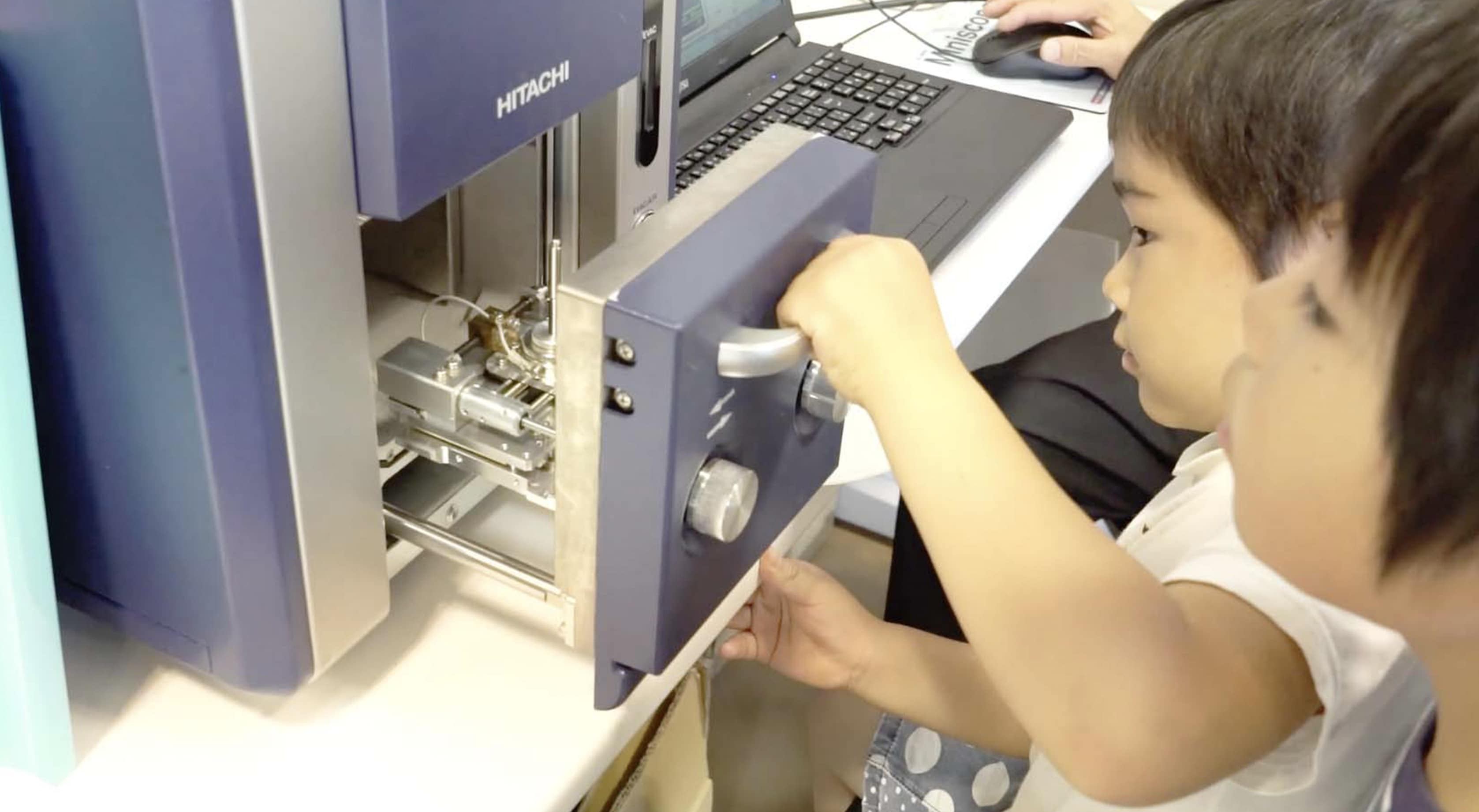 子供たちは電子顕微鏡を自分の手で操作することができる