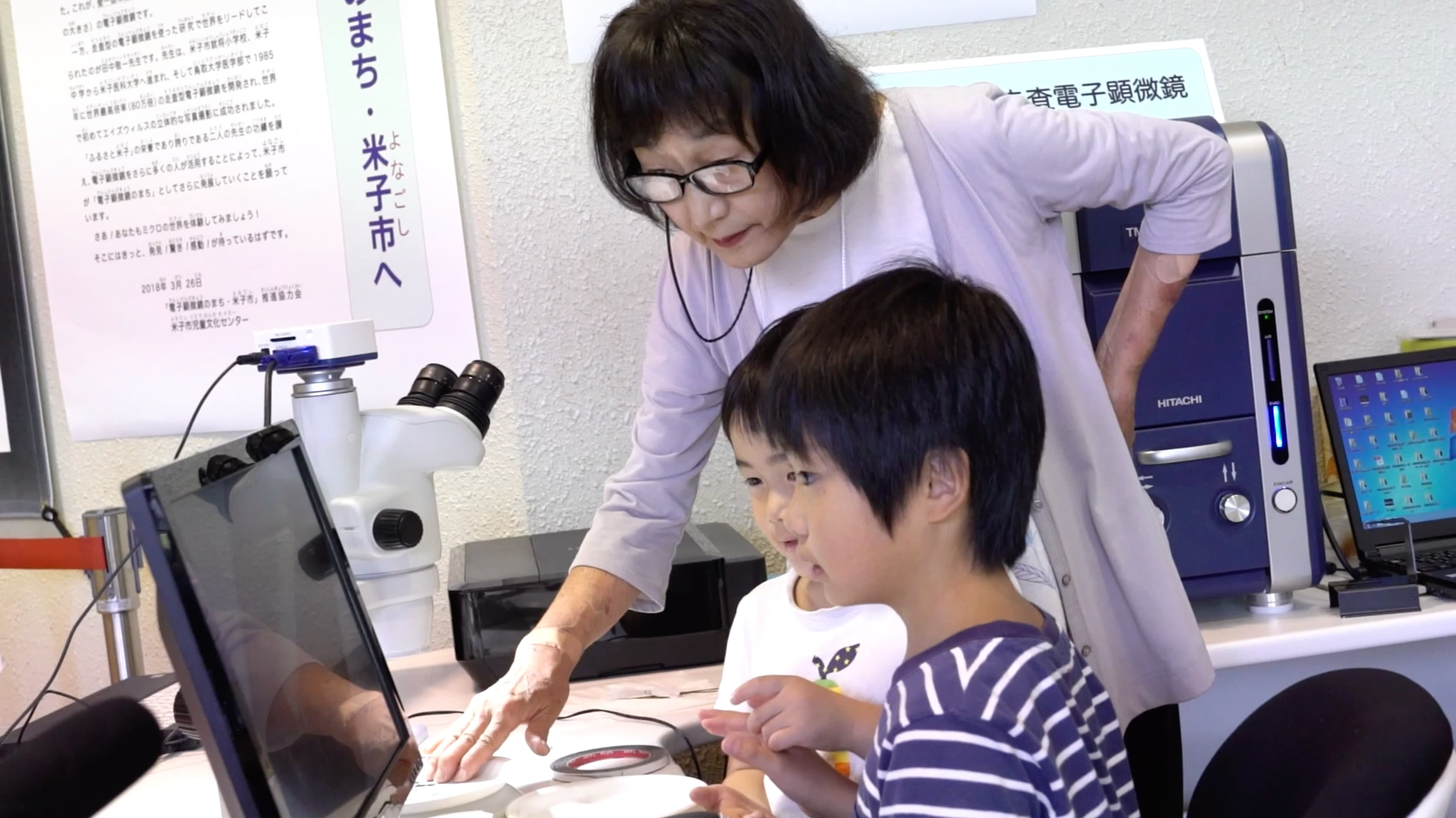 観察手法の指導をする稲賀先生。協力会メンバーの講習を受けたボランティアが交代で子供達のサポートに当たっている。