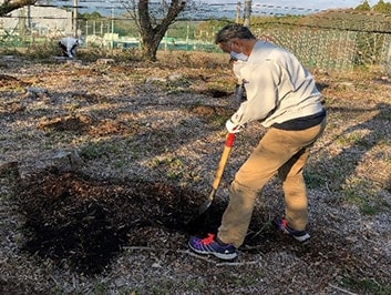 土を掘り起こす作業の様子（苗木が根付くように、30cmほど掘ります）