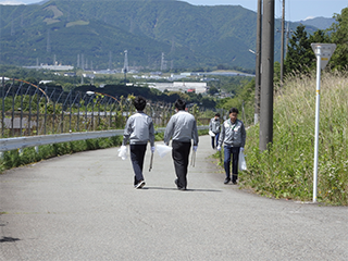 富士小山事業所（静岡県駿東郡）の地域清掃活動2
