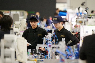 「メカトロニクス」職種で銀メダルを獲得した伊藤選手、小倉選手