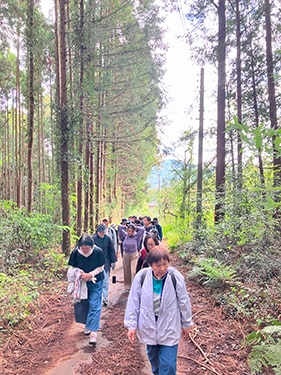 やさとの森をめざして登山中
