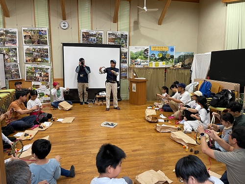 参加者家族みんなでクリスマスリースを作りました。