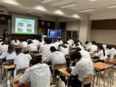 真剣にワークに取り組む生徒の皆さん