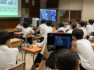 タブレットで電子顕微鏡の画像の写真を撮影