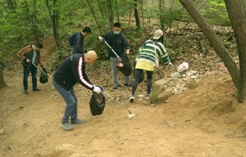 画像：社員有志で土を掘り、桜の木の植樹を実施