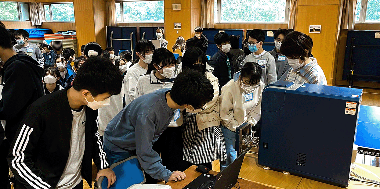 上海日本人学校に電子顕微鏡を持ち込み「理科教室出前授業」を開催