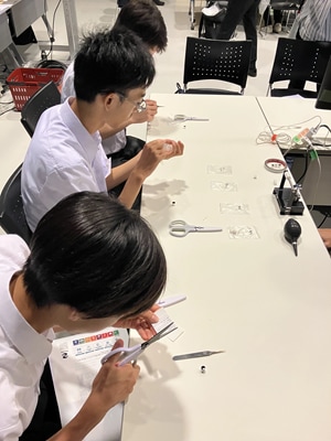 中高生の皆さん自身が観察したいものを選び、サンプリングをしました