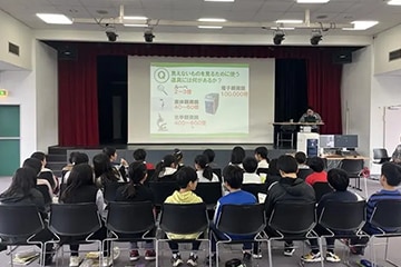 電子顕微鏡の仕組みについての授業中
