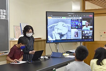 写真：日立ハイテクフィールディングの出前授業で電子顕微鏡のリモート操作を楽しむ新宿区立花園小学校の子どもたち